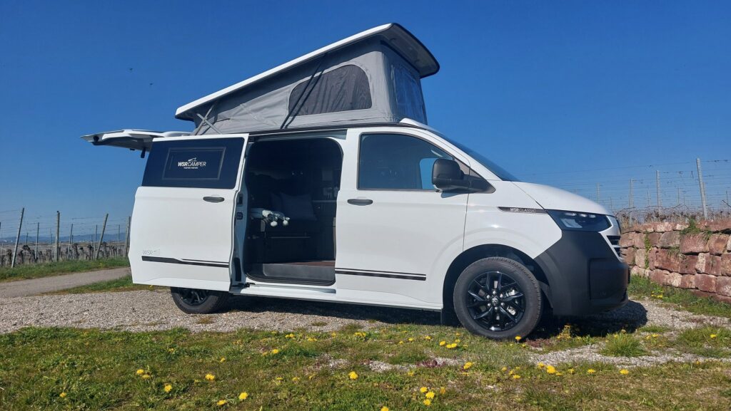 WSR Classic auf VW Transporter mit geöffnetem Aufstelldach und offener Schiebetür im Weinberg