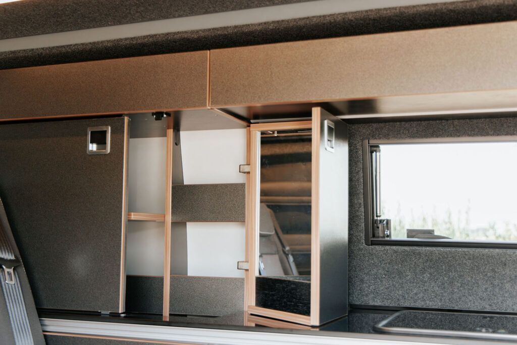 Kleiderschrank und Oberschränke im Möbelbau des WSR Classic