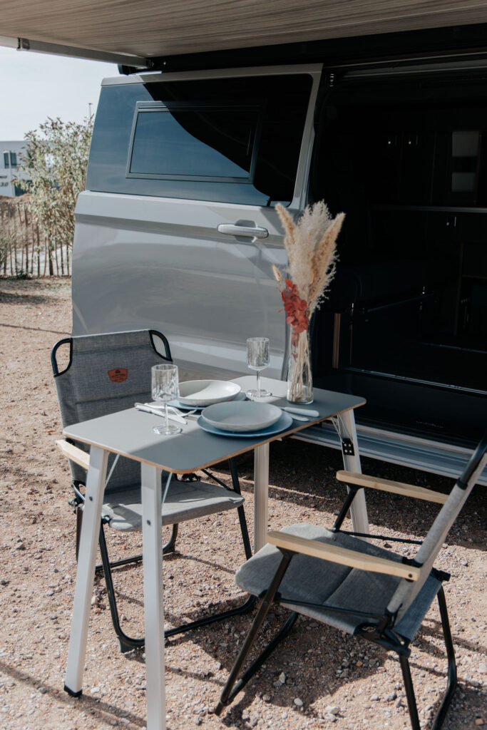 Campingtisch und Stühle unter der Markise des WSR Classic