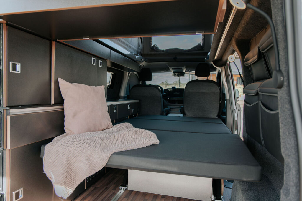 Ausgeklappte Schlaffläche mit hochwertigen Polstern im WSR Classic Campingbus