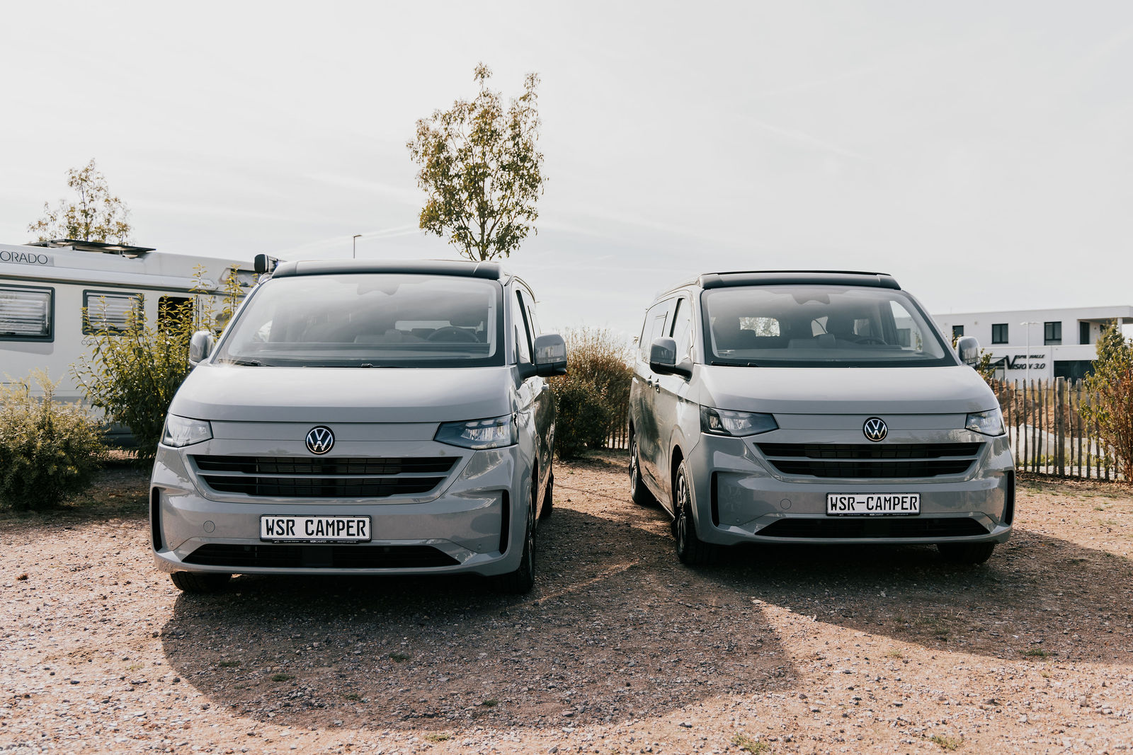 WSR Classic und WSR Vario auf VW T7 Basis nebeneinander auf dem Campingplatz