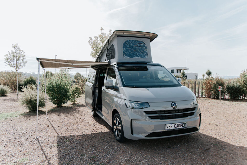WSR Classic VW T7 Camper mit geöffnetem Aufstelldach und Markise in der Frontansicht
