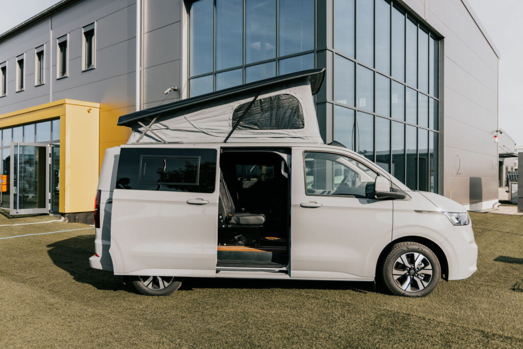WSR Vario auf VW T7 Basis mit geöffnetem Aufstelldach vor dem WSR Camper Standort in Ringsheim