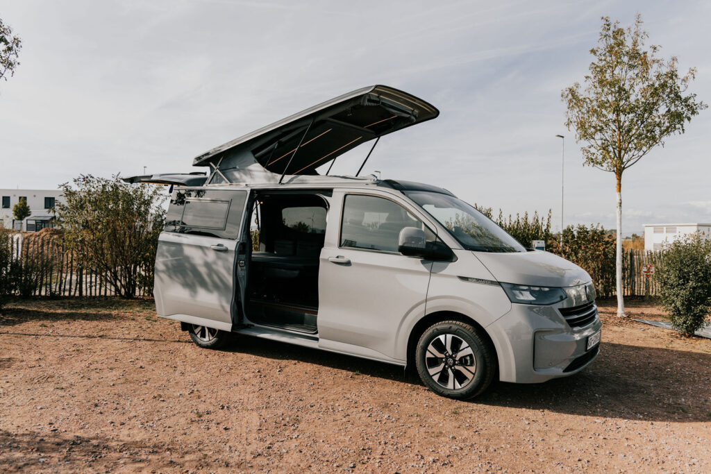 WSR Vario mit geöffnetem Aufstelldach und offener Schiebetür auf dem Campingplatz