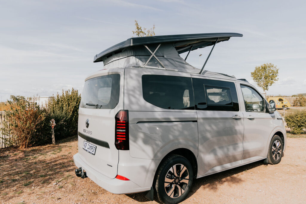 WSR Vario Campervan Heckansicht mit geöffnetem Aufstelldach